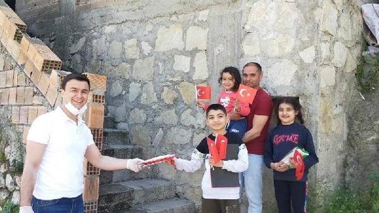 Öğrencilerine Türk Bayrağı ve kutlama malzemesi dağıttılar