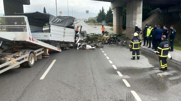 Kamyonet, köprülü kavşağın ayağına çarptı: 2 ölü, 1 yaralı