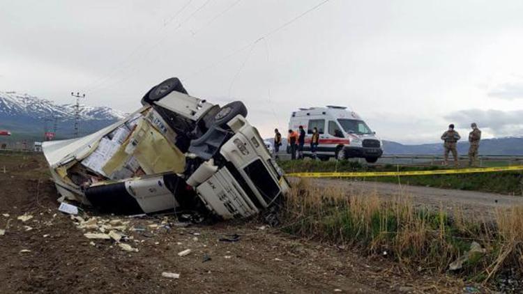 Erzincan’da TIR devrildi, sürücü öldü