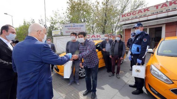 Yenimahallede toplu taşıma araçlarına maske ile dezenfektan desteği