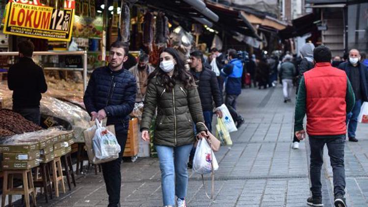 Eminönünde sokağa çıkma yasağı öncesi ramazan alışverişi hareketliliği