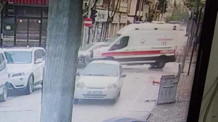 Otomobil ile ambulansın çarpıştığı kaza kamerada