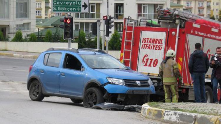 Otomobiliyle kaldırıma çarpan sağlık görevlisi yaralandı