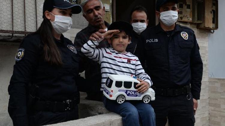 6 yaşındaki Eymene polisten hediye