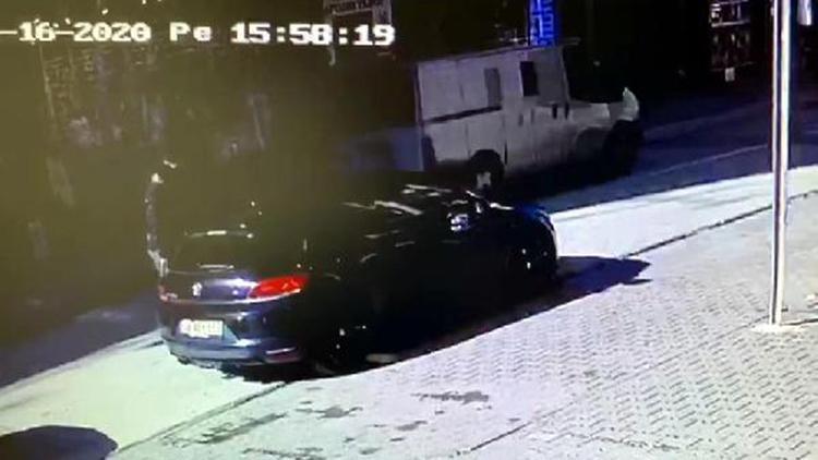 Camı açık unutulan otomobilden hırsızlık anı kamerada