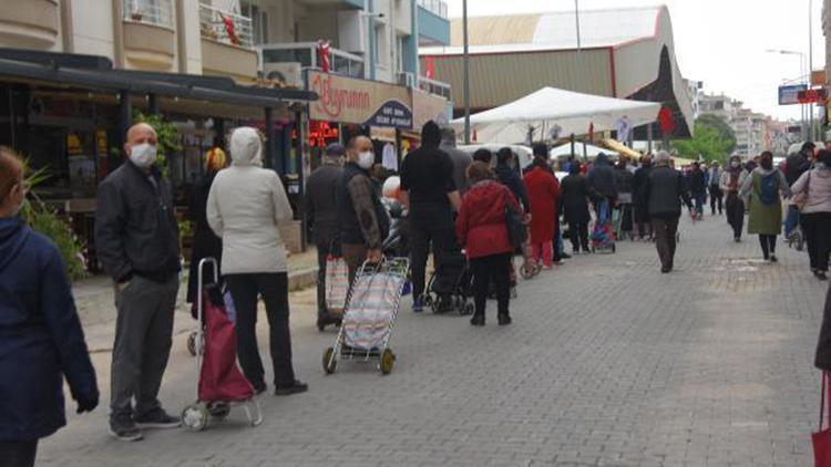 İzmir’deki pazar yerinde kuyruk oluştu