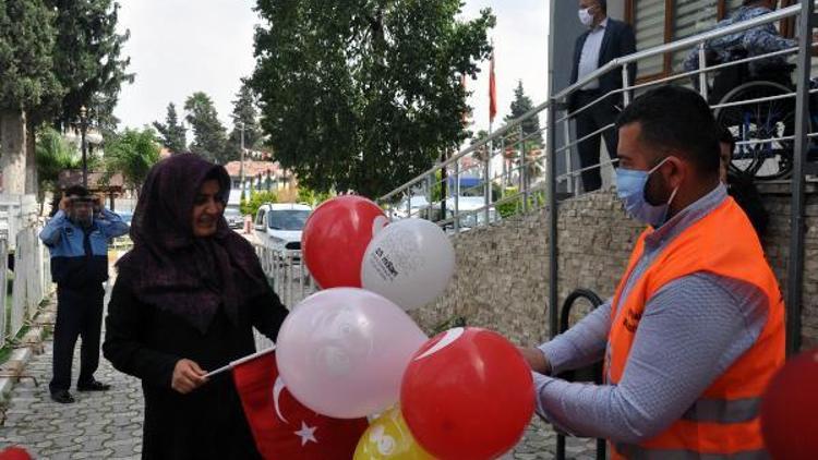23 Nisan için belediyeden Türk bayrağı ve balon