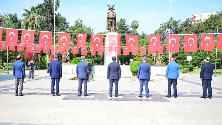 Adanada 23 Nisanda Atatürk Anıtına çelenk bırakıldı