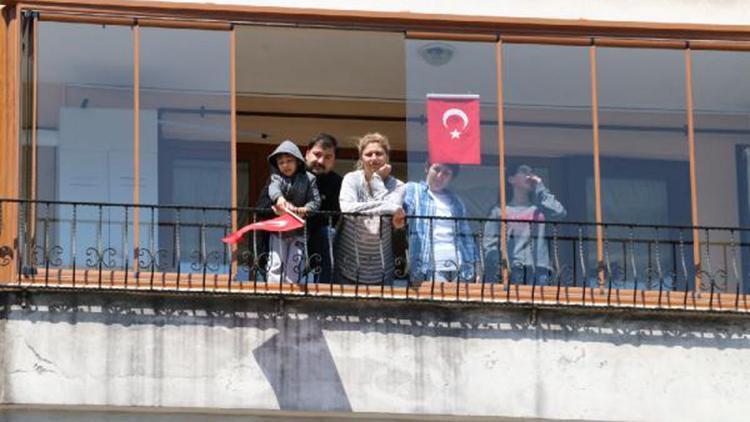 Belediye hoparlöründen okunan İstiklal Marşına balkonlardan eşlik edildi
