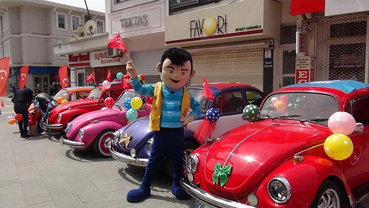 Klasik otomobil tutkunlarından evde kalan çocuklara balon ve Türk bayrağı hediyesi
