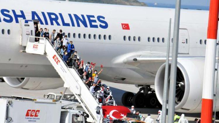 Dubai ve Suudi Arabistandan tahliye edilen Türk vatandaşları yurda döndü