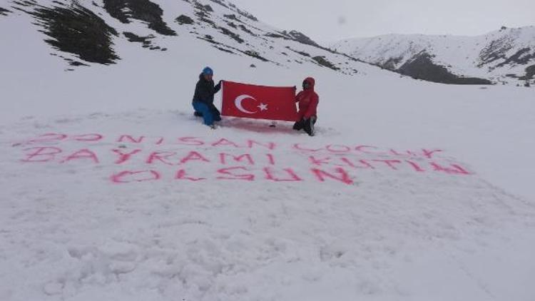 Kar altındaki Kaçkar Yaylası’nda Türk bayrağı açarak 23 Nisanı kutladılar