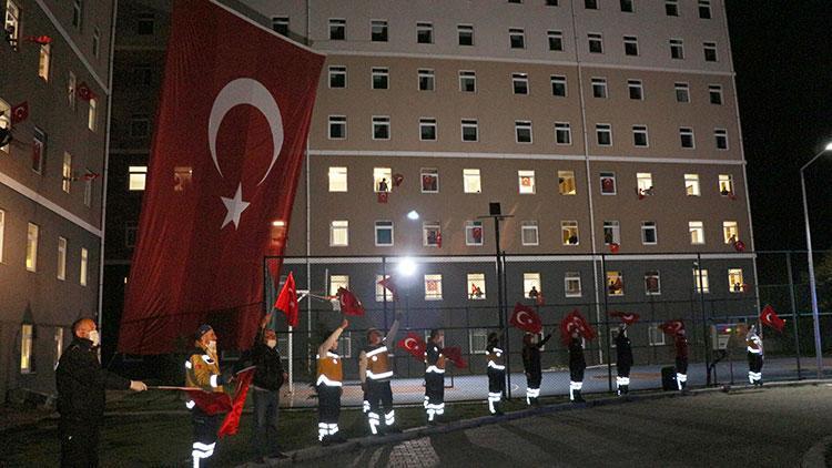 Karantinadaki işçiler pencereden İstiklal Marşını okudu