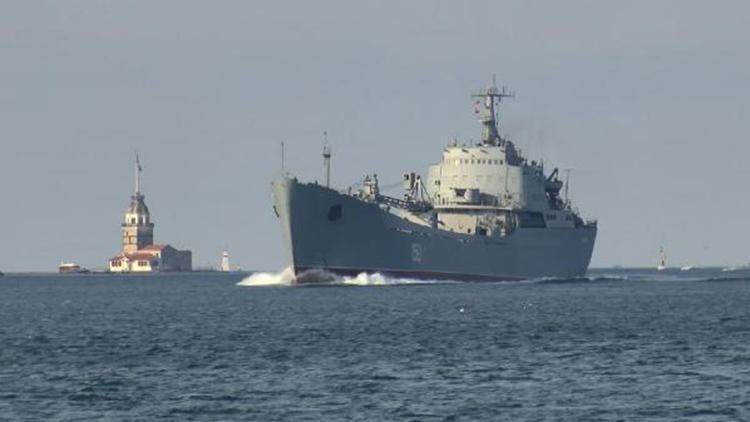Rus savaş gemisi Saratov İstanbul Boğazından geçti