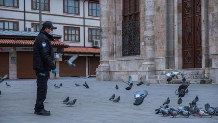 Polisler, güvercinleri besledi