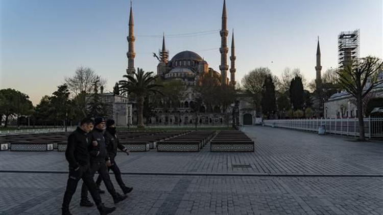 Sultanahmet Meydanında koronavirüs sessizliği