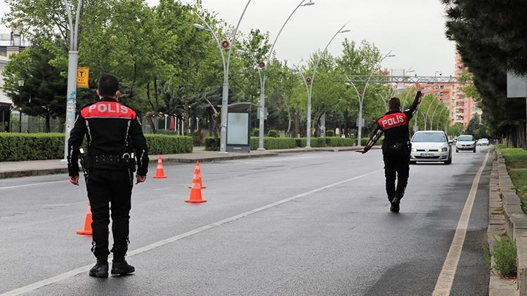 Diyarbakırda, cadde ve sokaklardaki sessizlik sürdü