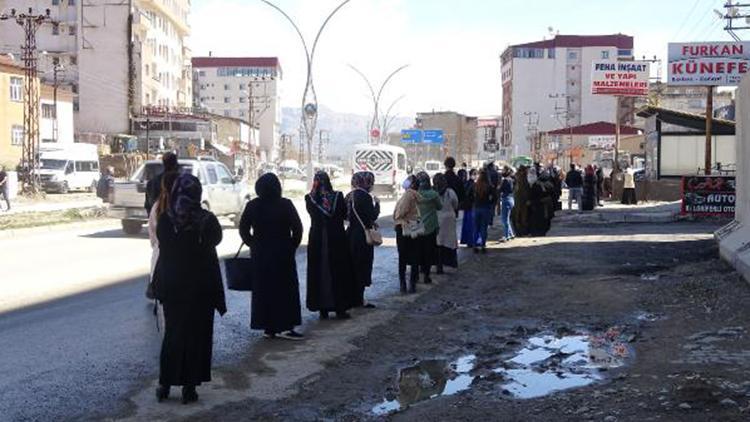 Yüksekova’daki PTT kuyruğu 1 kilometreyi aştı