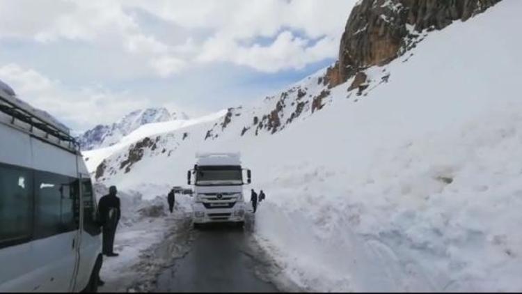 Çığın kapattığı Van-Bahçesaray karayolu, tek şeritten ulaşıma açıldı