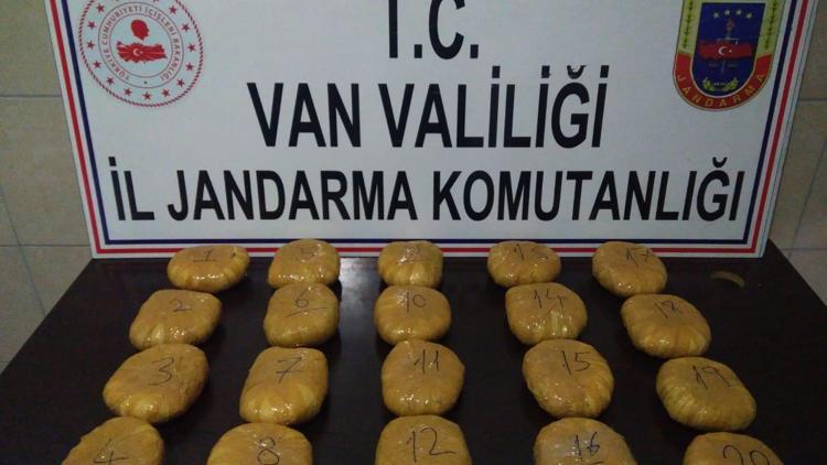 Vanda menfeze saklanan 10 kilogram esrarı Cesur buldu