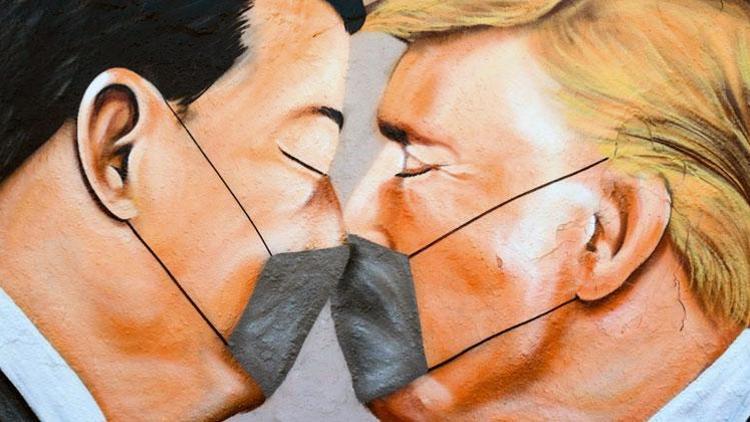 Berlin Duvarında Donald Trump ve Xi Jinpingin maskeli grafitisi