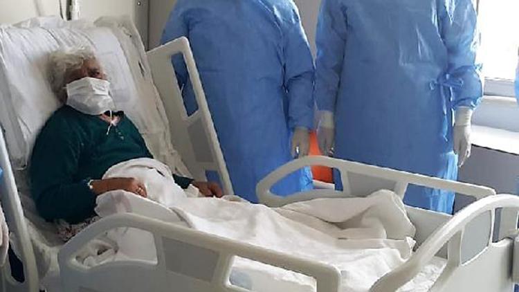 99 yaşındaki Safiye Nine, koronavirüsü yendi