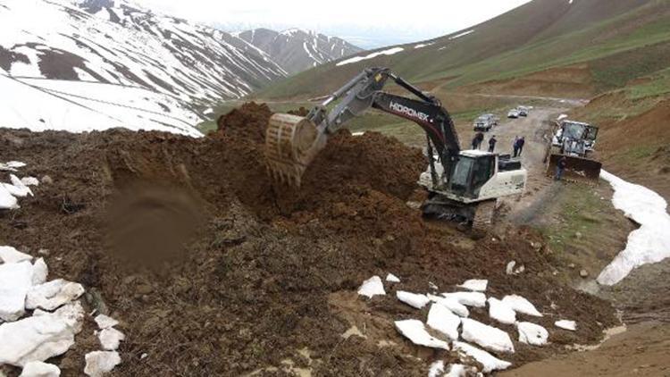 Yüksekova’da heyelan nedeniyle kapanan yol ulaşıma açıldı