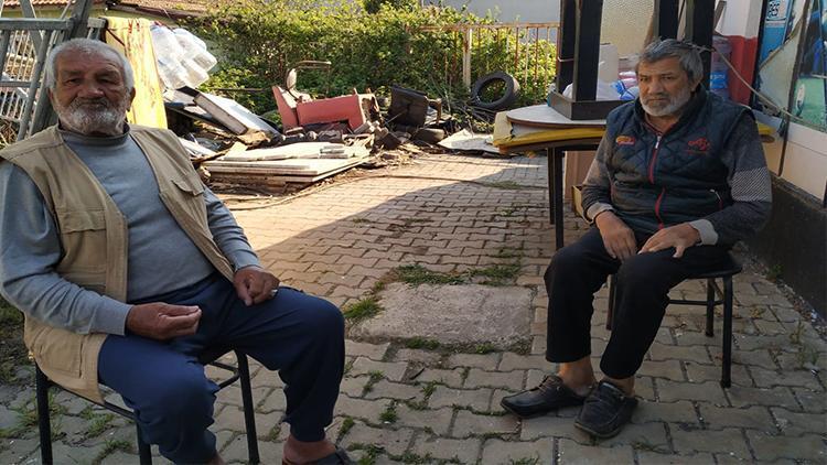 Arnavutköyde 80 yaşındaki baba, barakada  60 yaşındaki hasta oğluna bakıyor