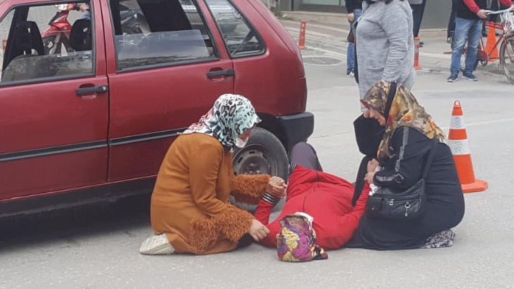 Çarptığı yaralı kadının başında ağladı