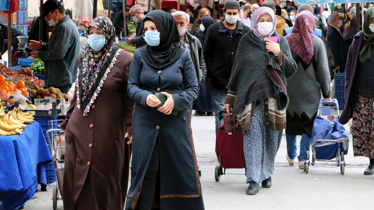 Eskişehirde 3 günlük yasak öncesi pazarlar doldu