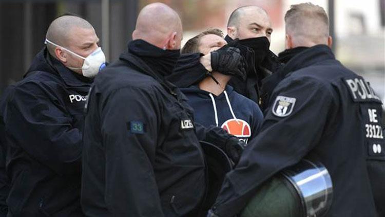 Almanyada polisten göstericilere yaka paça gözaltı