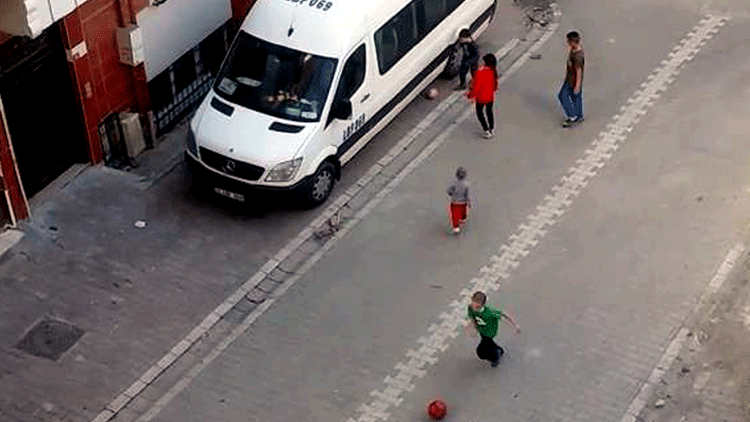 Esenyurtta çocukların sokaktaki oyununu polis sireni bitirdi