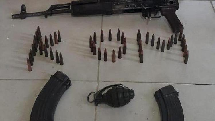 Adana’da bir evde kalaşnikof tüfek ve el bombası ele geçirildi