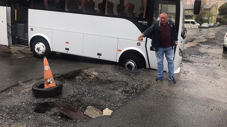 Çorluda sağanak; yol çöktü, midibüs çukura düştü