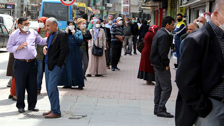 Gaziantepte yasağın ardından vatandaşlar çarşıya akın etti