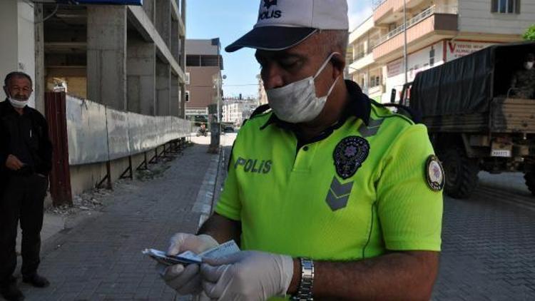 Polis, banka önünde bulduğu paranın sahibini arıyor