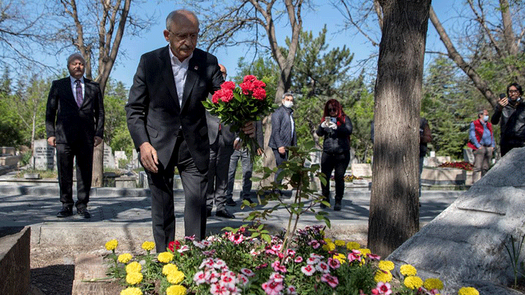 CHP Genel Başkanı Kılıçdaroğlu, Deniz Gezmişin mezarını ziyaret etti