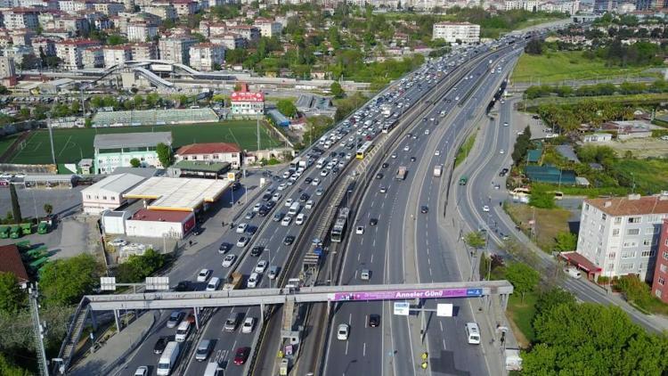 Küçükçekmece D-100deki trafik yoğunluğu havadan görüntülendi