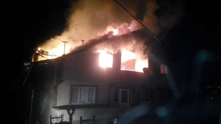 Zonguldakta iki katlı evin çatısı yandı