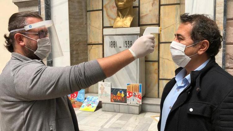 İzmirli meslek lisesi öğretmenleri, temassız ateş ölçer tasarladı