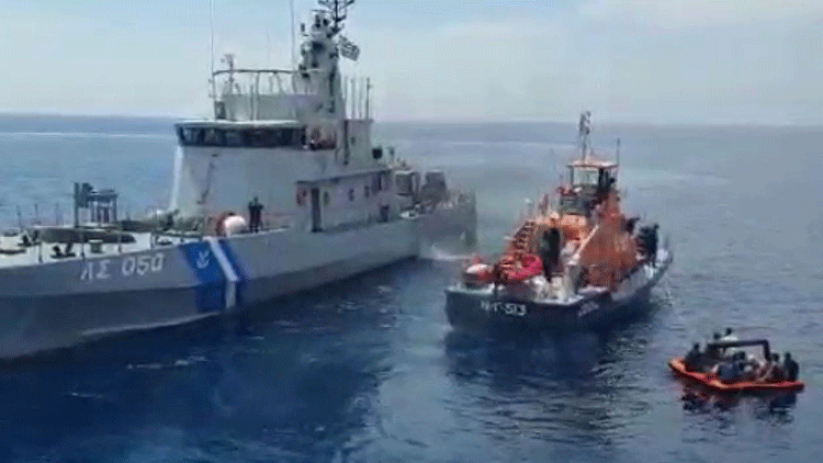 Türk kara sularına itilen göçmenleri, Sahil Güvenlik ekibi kurtardı