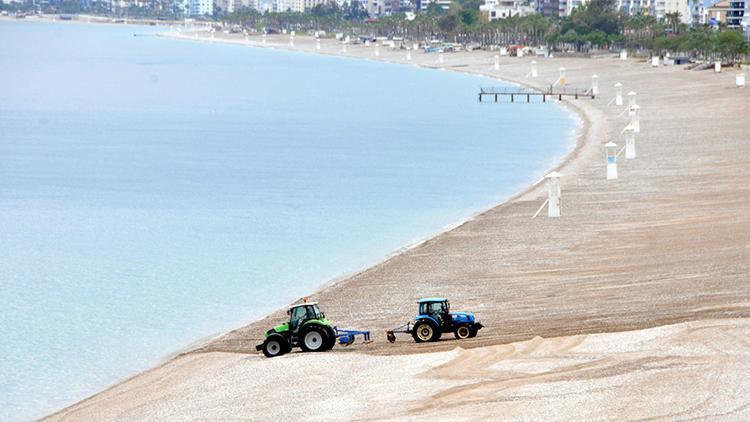 Traktörler, dünyaca ünlü Konyaaltı Sahilini sürüyor