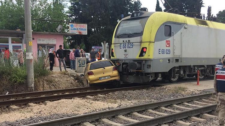 Manevra yapan lokomotifin çarptığı otomobildeki anne ve oğlu yaralandı