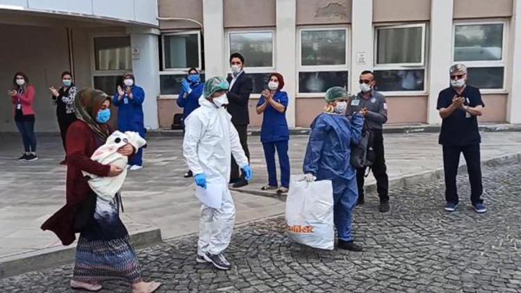 Nevşehirde 40 günlük Ayşegül bebek ve annesi koronavirüsü yendi