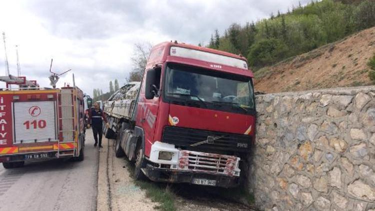 Freni patlayan TIR otomobile çarptı: 1 yaralı