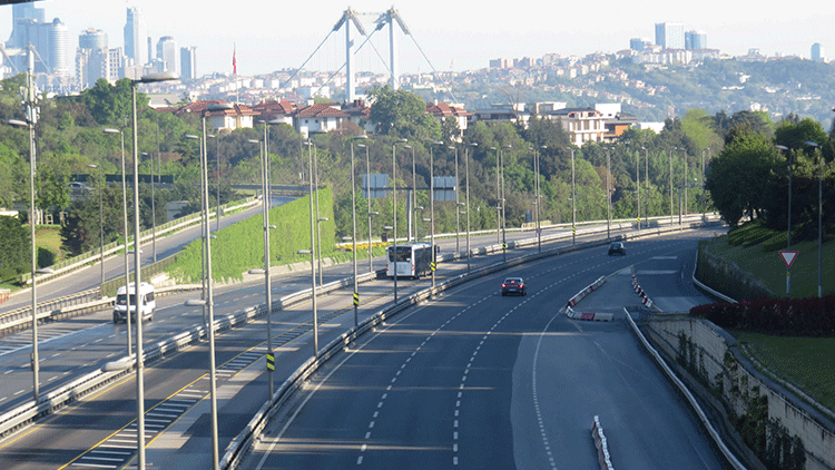 Yasağın ilk gününde yollar boş kaldı