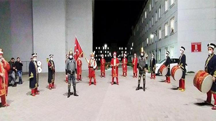 Karantinadaki vatandaşlara Mehter Takımından maskeli konser