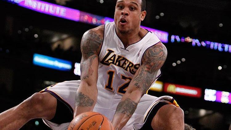 Lakersın eski yıldızı Shannon Brown evine giren iki kişiye ateş açtı