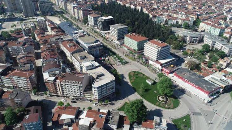 Bursada kısıtlamanın ilk gününde cadde ve meydanlar boş kaldı