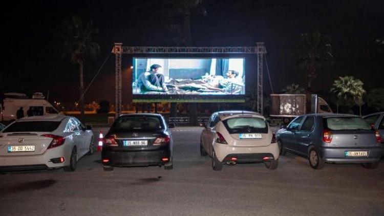 Korona günlerinde arabalı sinema keyfi